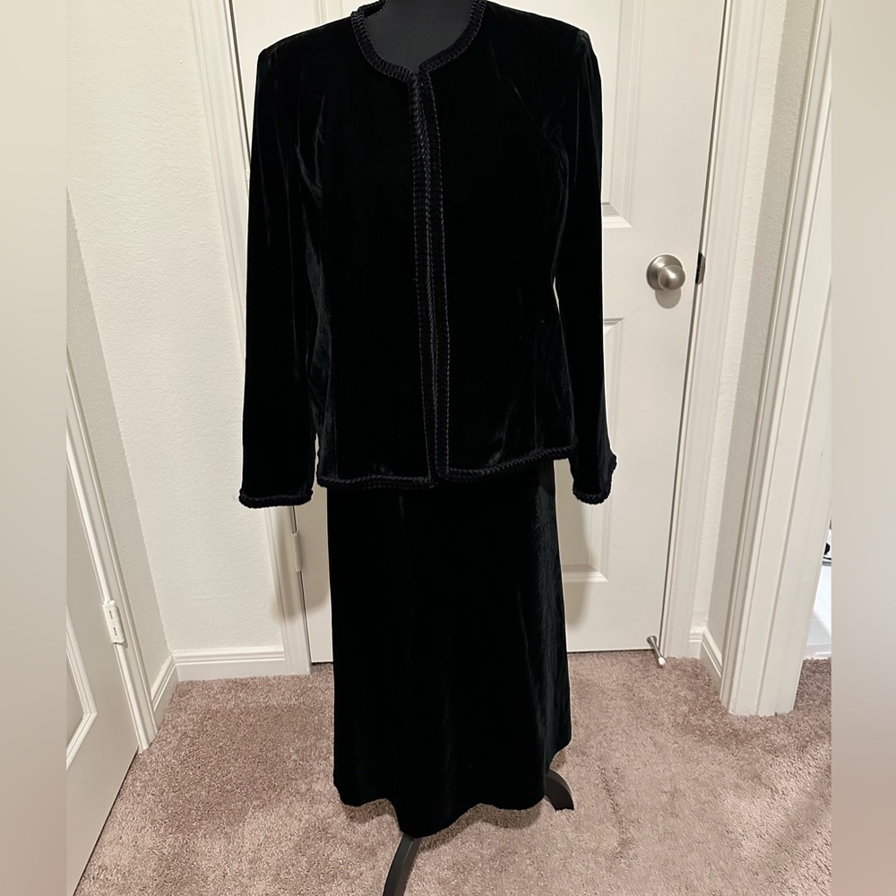 Napa Valley Women’s 2 pc outfit jacket and skirt